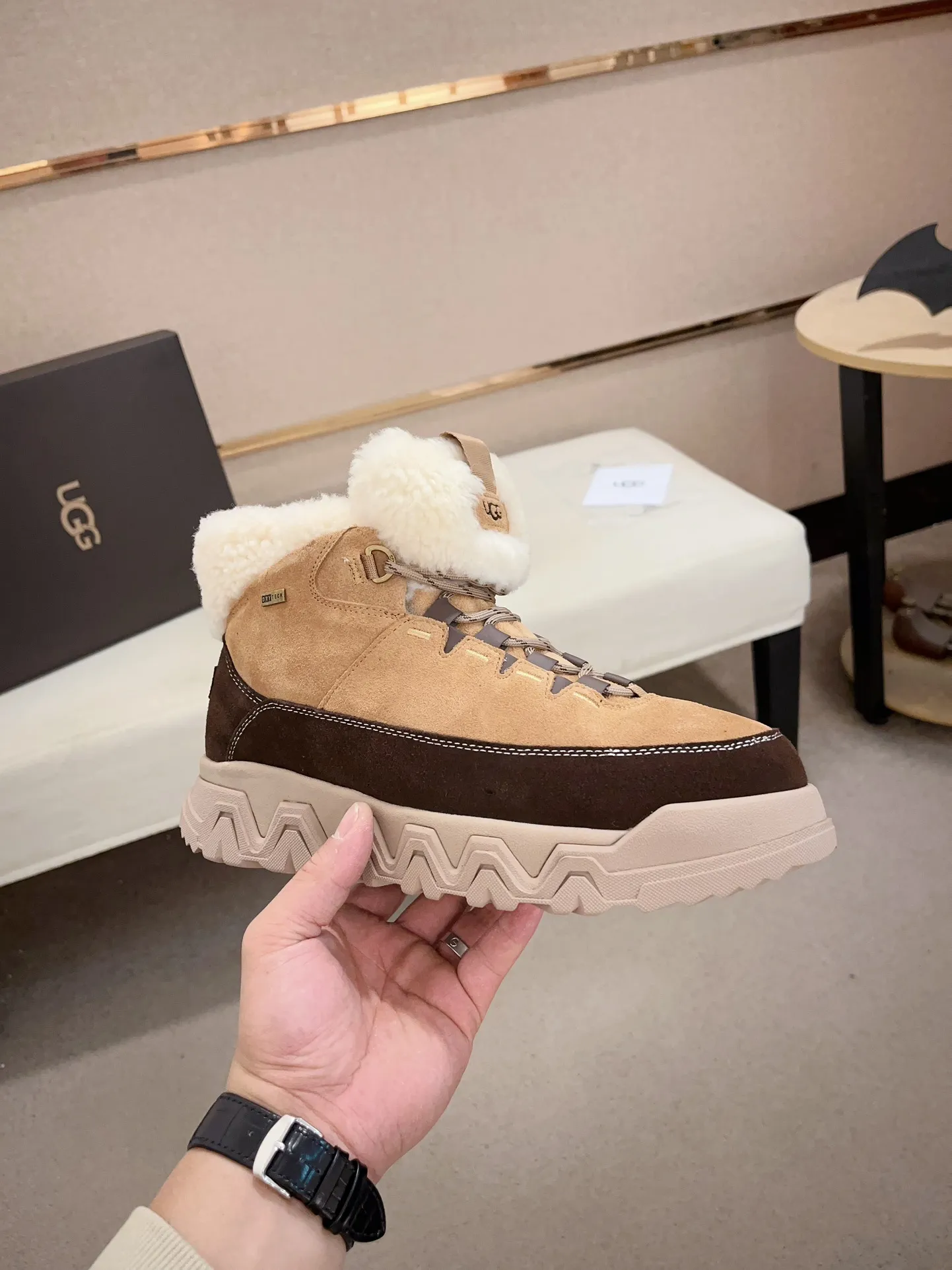 Men's shoes 💰: 660💰couples style💏(high-end goods) UGG❄️❄️latest model 1:1⃣️quality, fabric: high-end quality first-layer cowhide imported from Europe. Lining: wool lining, sole: pure imported rubber foam outsole. ❤️High-end goods, fine workmanship, trendy and fashionable. The fit is very classy. If you know the goods, you will definitely not be able to refuse😍😍Couple size: 35-44.